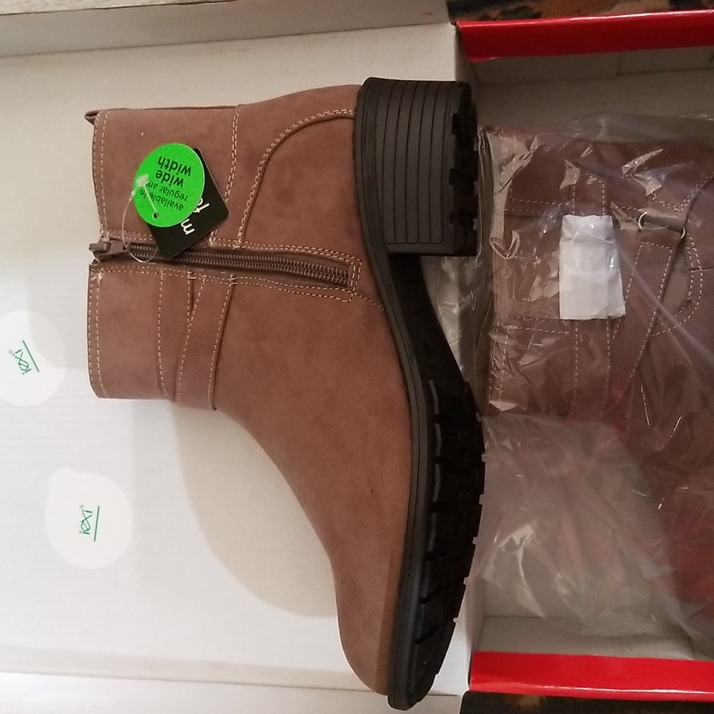 YUU NORAH SIZE 9 WIDE WOMEN NWT